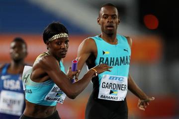 Steven Gardiner and Shaunae Miller-Uibo during the mixed 4x400m at the IAAF/BTC World Relays Bahamas 2017 (Getty Images)