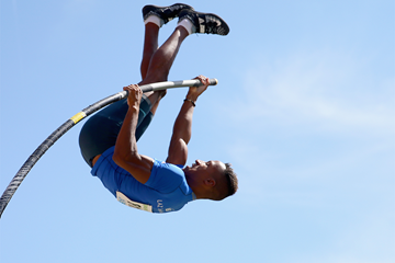 Raphael Holzdeppe on his way to winning the German pole vault title (Getty Images)