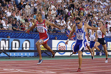 Felix Sanchez wins the 2001 world 400m hurdles title in Edmonton (Getty Images)