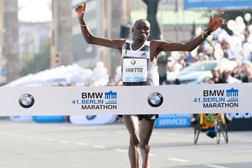 Dennis Kimetto sets a world record at the 2014 BMW Berlin Marathon (Organisers / photorun.net)