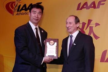  Vice Governor of Jiangsu Province Cao Weixing receives a honorary plaque from IAAF Treasurer Valentin Balakhnichev at Taicang 2014 (Getty Images)