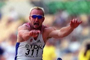 Thomas Dvorak in action during the decathlon long jump at the 199 IAAF World Championships (© Allsport)