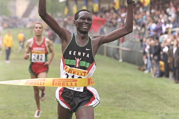 Paul Tergat wins the senior men's title at the 1997 IAAF World Cross Country Championships (Getty Images)