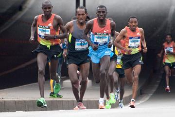 Sisay Jisa (c) at the 2012 Paris Marathon (Getty Images)