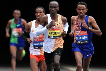 Eliud Kipchoge on his way to winning the London Marathon (Getty Images)
