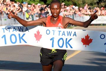 Geoffrey Mutai produces a dominating run in the 2012 Ottawa 10km (Victah Sailer)
