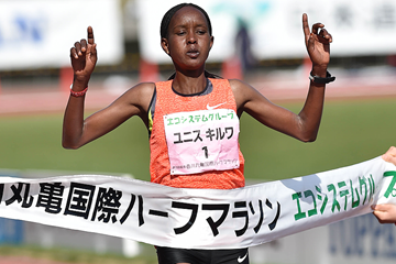 Eunice Kirwa of Bahrain crosses the finish line (Masamichi Makino)