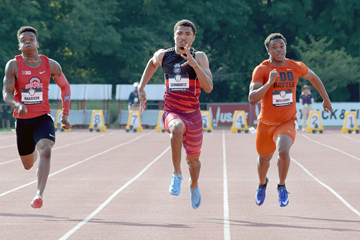 Anthony Schwartz wins the 100m at the US Junior Championships (Kirby Lee)