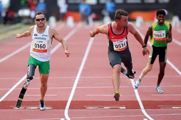 Heinrich Popow and Scott Reardon share the spoils in 100m T42 final at the 2013 IPC Athletics World Championships (Getty Images)