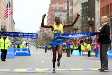 Lelisa Desisa wins the 2015 Boston Marathon (Getty Images)