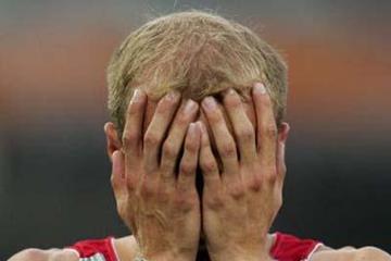 A dejected Alan Webb fails to qualify in the men's 1500m at the 2004 Olympic Games (Getty Images)