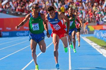 Kleberson Davide holds off Rafith Rodriguez to win the 800m at the 2014 ODESUR Games  (Oscar Muñoz Badilla)