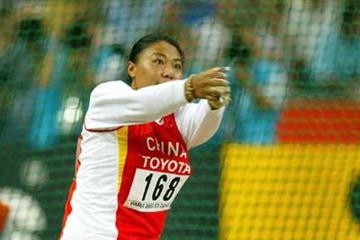 Gu Yuan throwing in Paris 2003 where she was fourth (Getty Images)