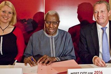 IAAF President Lamine Diack (c), with Copenhagen Mayor of Sport and Culture Pia Allerslev, and Lars Lundon after the city's winning bid was announced to host the 2014 IAAF World Half Marathon Championships (Philippe Fitte)