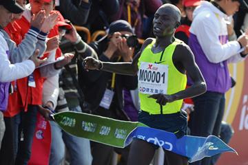 Moses Mosop wins the Xiamen Marathon (Jiang Kehong)