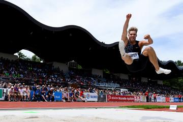 Kevin Mayer in action at the Combined Events Challenge meeting in Talence (AFP / Getty Images)