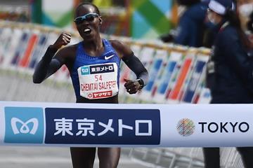 Lonah Chemtai Salpeter wins the Tokyo Marathon (AFP / Getty Images)