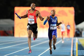 Lalonde Gordon of Trinidad & Tobago edges past David Verburg of the USA in the heats of the 4x400m in Nassau (Getty Images)