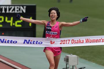 Risa Shigetomo winning the 2017 Osaka Women's Marathon (Toshikazu Hirayama/Agence Shot)