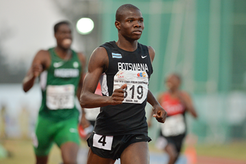 Baboloki Thebe wins the 400m at the African Championships (Roger Sedres)