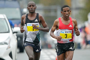 Patrick Makau (l) and Yemane Tsegay (r) at the Fukuoka Marathon. Tsegay won the race with Makau second. (Kabuki Matsunaga/Agence SHOT)
