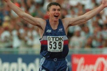 Jonathan Edwards celebrates his world record jump in Gothenburg 1995 (Getty Images)