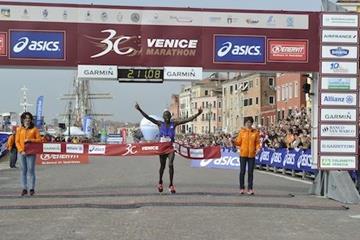 Julius Chepkwony winning the 2015 Venice Marathon (Organisers)