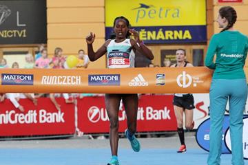Ashete Bekere winning at the Ceske Budejovice Half Marathon (RunCzech)