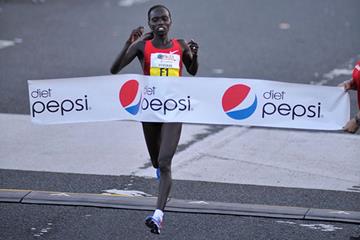 Vivian Cheruiyot collecting San Juan 10K victory No. 3 (Organisers)