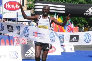 Eliud Kiptanui clocks 2:05:39 for course record at 2010 Prague Marathon (PIM Organisers)