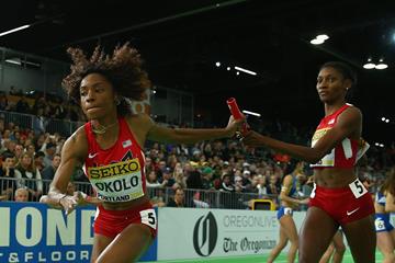 USA's Courtney Okolo and Quanera Hayes in the 4x400m at the IAAF World Indoor Championships Portland 2016 (Getty Images)