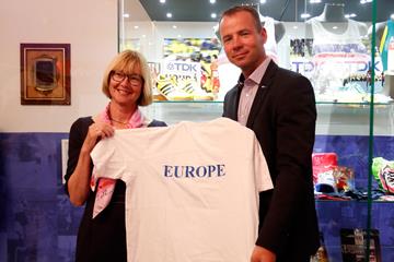 Sylvia Barlag accepts from Tomas Janku the loan of his high jump competition t-shirt from his 2006 IAAF World Cup victory (Getty Images for IAAF)