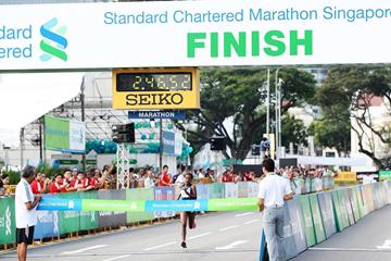Waganesh Mekasha winning at the 2014 Standard Chartered Marathon Singapore (Organisers)