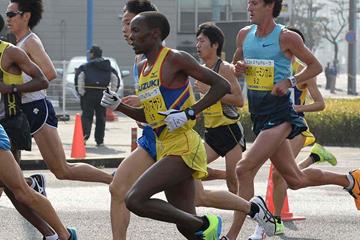 Martin Mathathi en route to winning at the 2014 Marugame Half Marathon (Masamichi Makino (Getsuriku))