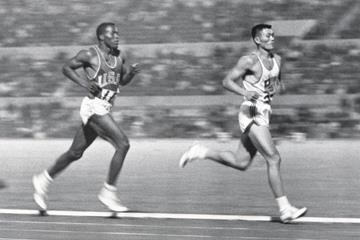 Rafer Johnson and Yang Chuan-kwang in the decathlon 1500m at the 1960 Olympic Games (Getty Images)