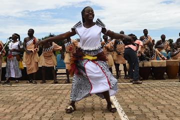 Dancers at the Kololo Ceremonial Grounds just prior to the start of the IAAF World Cross Country Championships (Jiro Mochizui)
