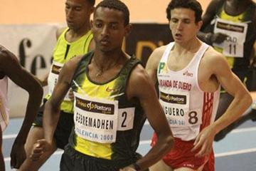 Mekonnen Gebremedhin makes his way to 1500m win in Valencia permit meeting (Julio Fontán)