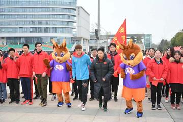 Su Bingtian and World Indoor Championships mascot Cedar lead a New Year 5km run in Nanjing (LOC)