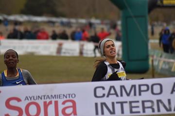 Mariana Machado (r) edging Rose Chelimo in Soria (Asociación ANOC)