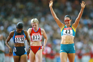 Jana Pittman after winning the 400m hurdles at the 2003 IAAF World Championships in Paris (Getty Images)