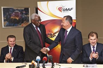 Donetsk to host 2013 IAAF World Youth Championships. Centre: Lamine Diack shakes hands with Borys Kolesnikov, that are flanked Sergey Bubka (l) and Ravil Safiullin (r) (Philippe Fitte)