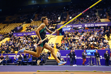 Armand Duplantis en route to his 5.88m world U20 record in Clermont-Ferrand (Jean-Pierre Durand)