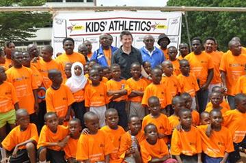 Coe and Bayi (centre) with kids in Dar es Salaam, Tanzania (IAAF)