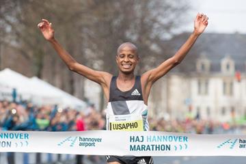 Lusapho April wins at the 2016 Hannover Marathon (Organisers)