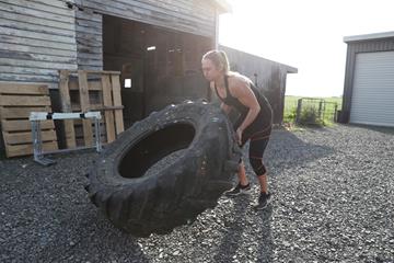 Javelin thrower Tori Peeters of New Zealand training on her boyfriend's farm (Getty Images)