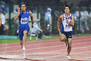 Hassan Taftian (l) splashes to the Asian 100m title in Bhubaneswar (AFP/Getty Images)
