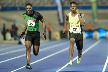 Michael Bentley (l) and Michael Stephens battle over 100m at the Jamaican Junior Championships (Athelstan Bellamy)