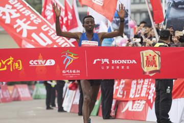 Azmeraw Bekele winning the 2017 Hangzhou Marathon (Zhu Danyang)