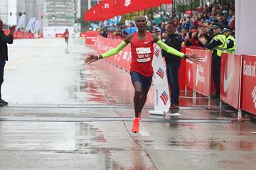 Mo Farah winning the Chicago Marathon (Getty Images)