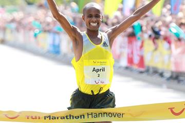 South Africa’s Lusapho April wins at the 2013 Marathon Hannover (Victah Sailer / www.photorun.net - organisers)
